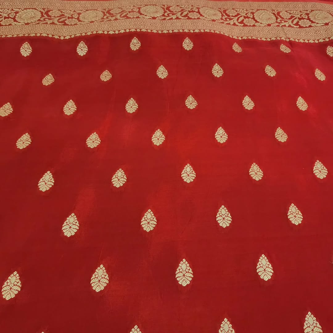 Elegant Red Banarasi Silk Saree with Golden Zari Weaving - image 3